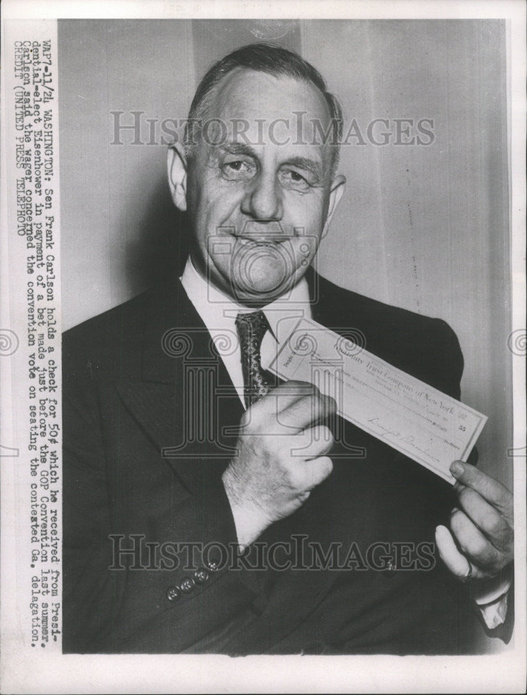 1974 Press Photo Sen Frank Carlson holds a check for 50c - Historic Images