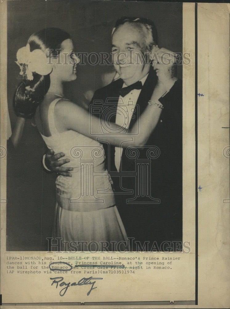 1974 Press Photo Monaco&#39;s Prince Rainier Dances With Princess Caroline Of Monaco - Historic Images