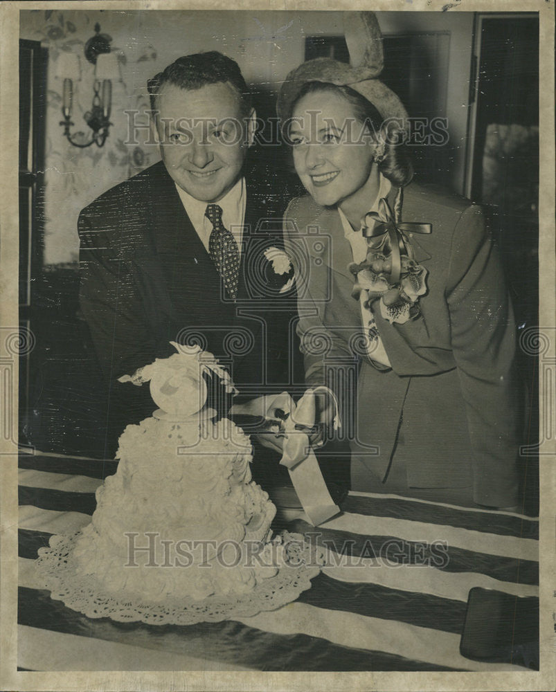 1949 Press Photo Mr. and Mrs. A.G. Cox Atwater Cut Wedding Cake Reception - Historic Images