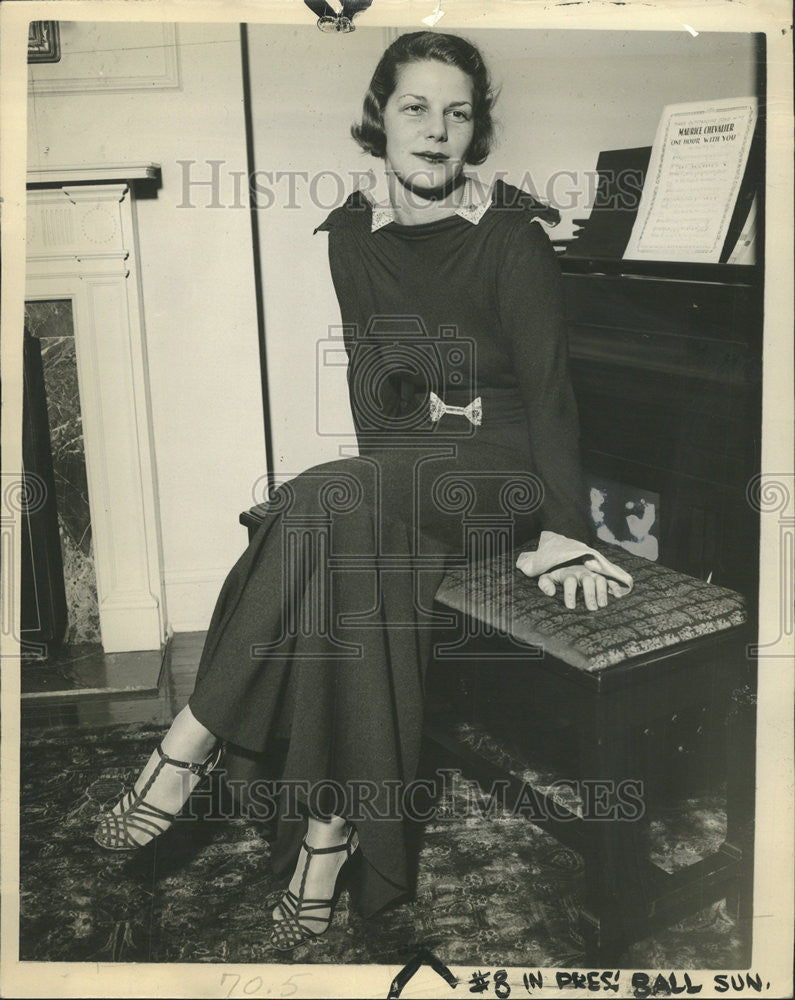 1934 Press Photo President Hall Mrs Atwater Betty Bregmam crepe gown Dressed - Historic Images