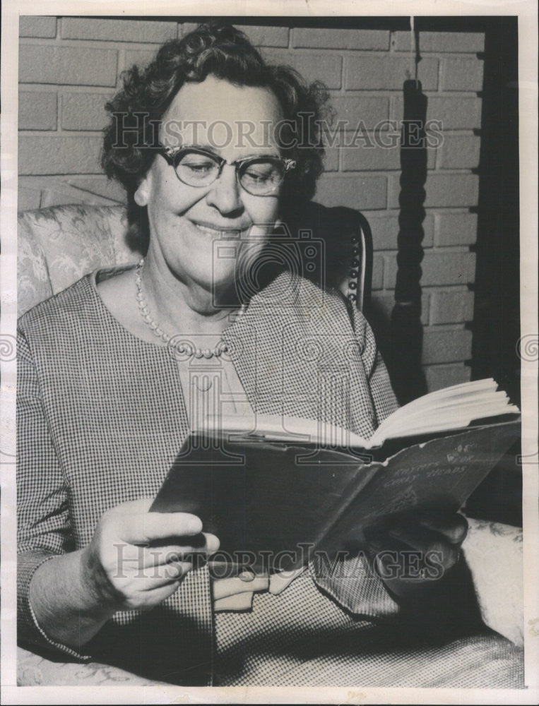 1963 Press Photo Mrs Fredrika Guernsey Akerly widow dentist mother Daughter two - Historic Images