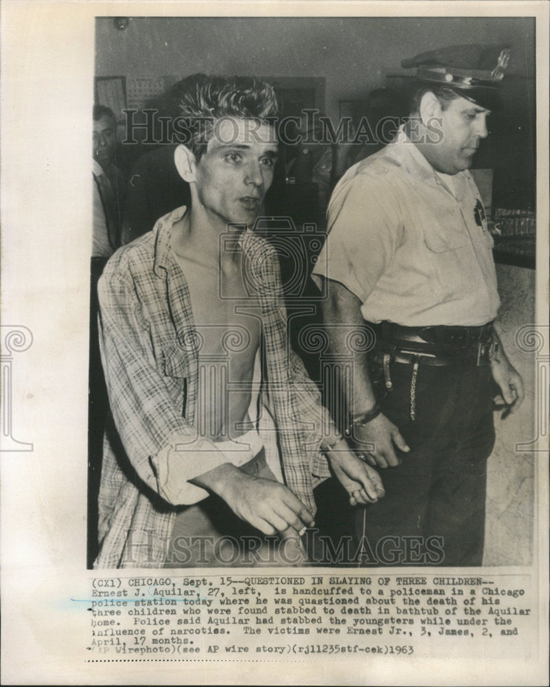 1963 Press Photo Ernest Aquilar handcuffed Policeman Chicago Station Children - Historic Images