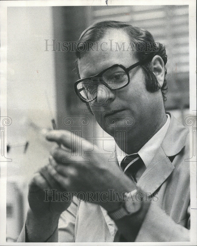 1977 Press Photo Clinical Pharmacology Gas Liquid Chromatography Dr Atkinson - Historic Images