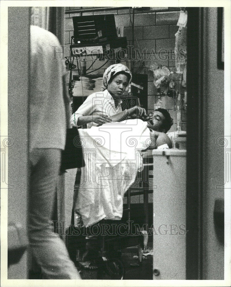 1981 Press Photo Indiana, police officer Elmer Atkinson wife Corla  Mary Hospita - Historic Images