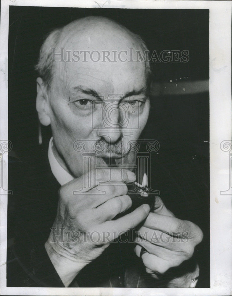 1955 Press Photo Clement Attlee smoke retirement resignation British Labor Party - Historic Images