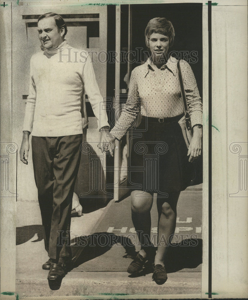 1973 Press Photo Fred Aubey Rockford wire Judy University Hospitals operation - Historic Images