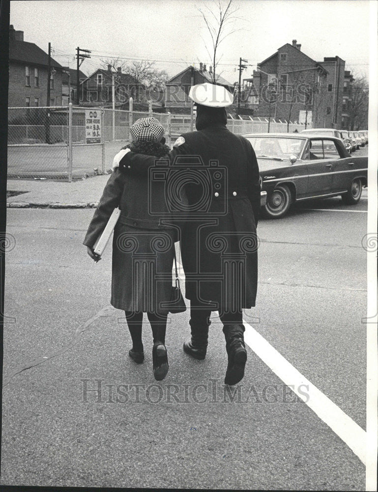 1965 Press Photo Mrs. Muriel Augustine, Police crossing guard carrying out - Historic Images