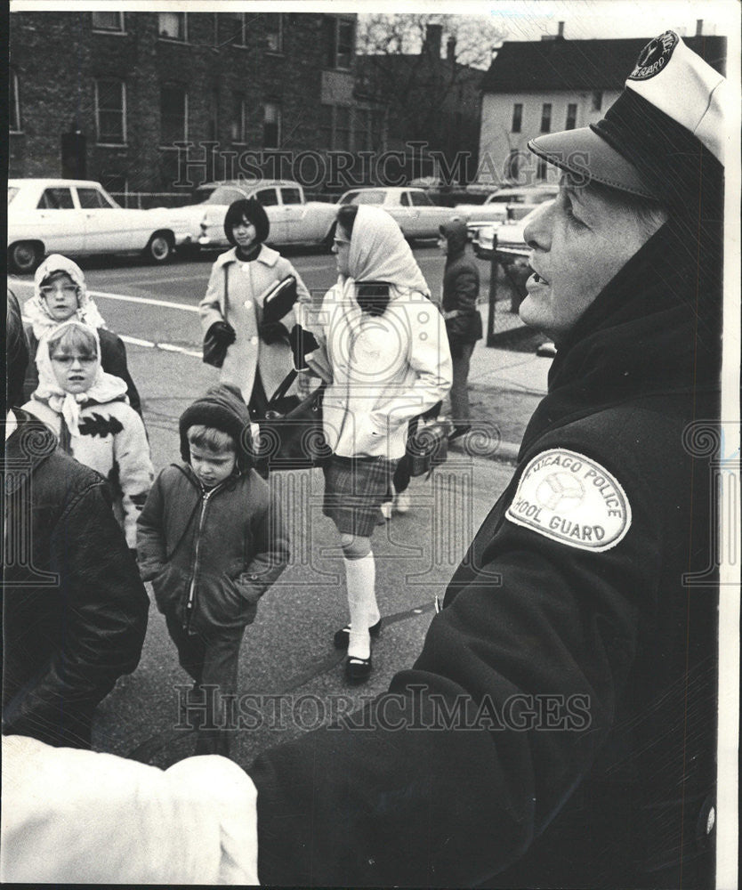 1965 Press Photo Mrs Muriel Augustine police cap children Diversey Orchard glove - Historic Images