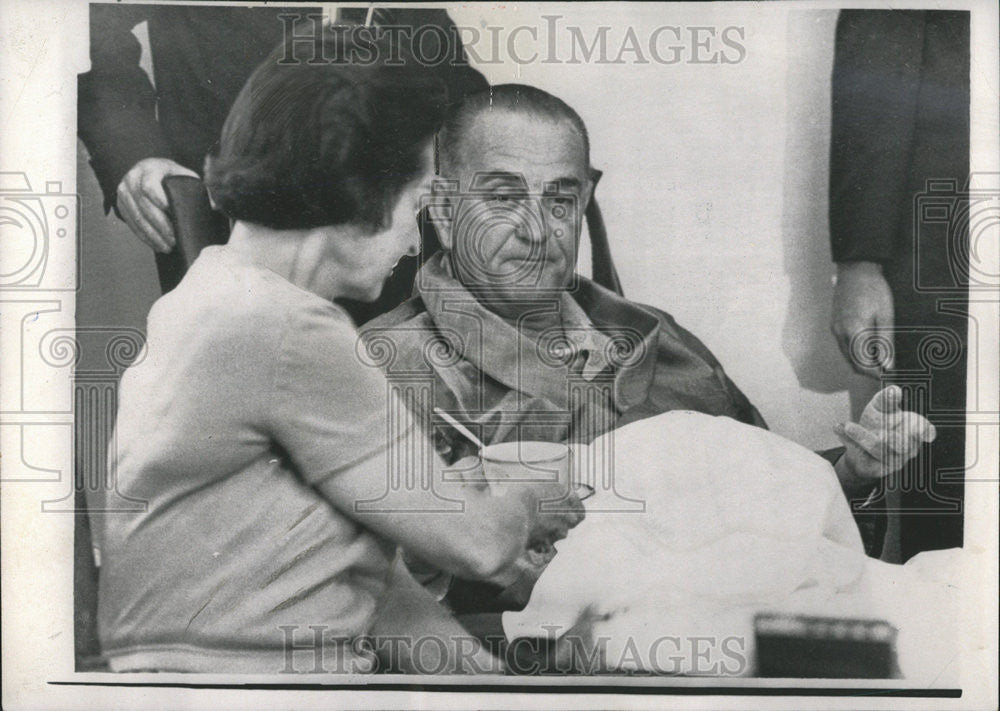 1965 Press Photo President Johnson &amp; Lady Bird Johnson At The Hospital - Historic Images