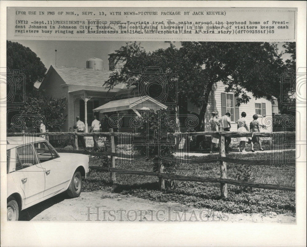 1965 Press Photo Tourist Trod Path Boyhood Home President Johnson city Texas - Historic Images