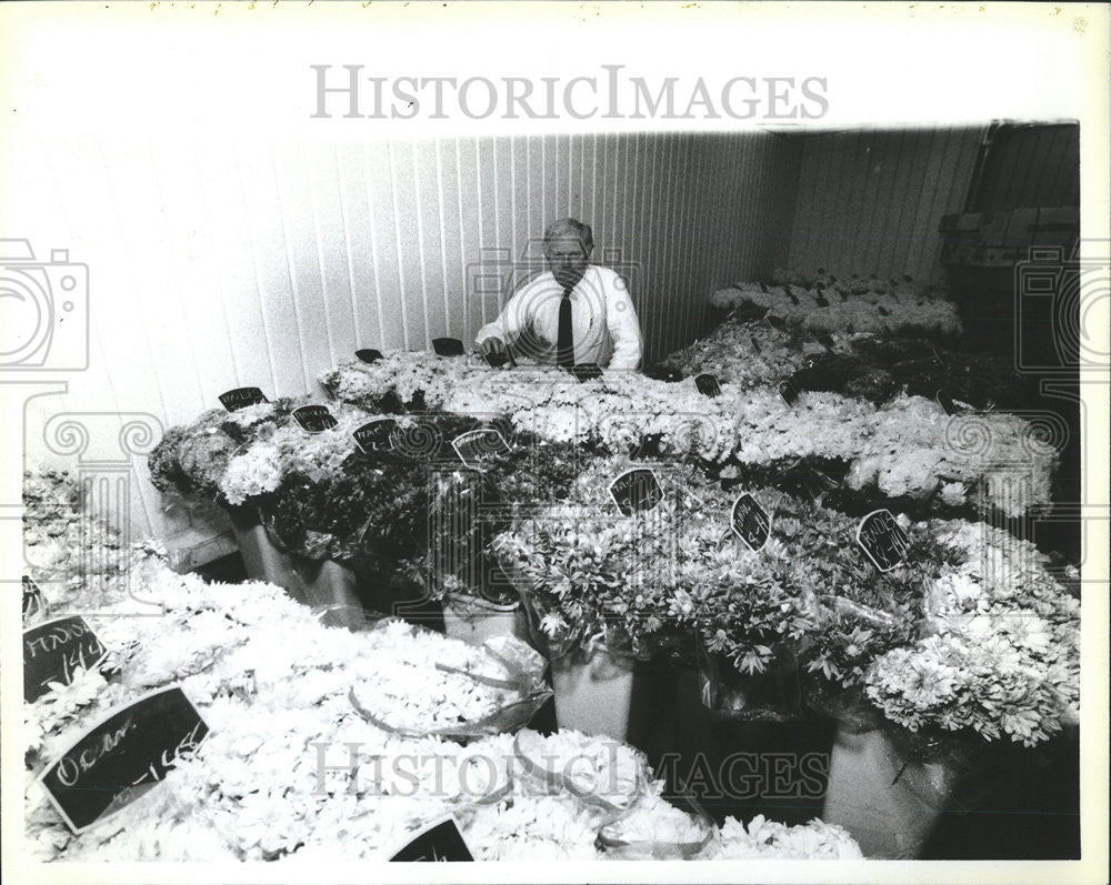 1985 Press Photo Wholesaler Roy Houff poses Chicago Area Flower Shops Cooler - Historic Images