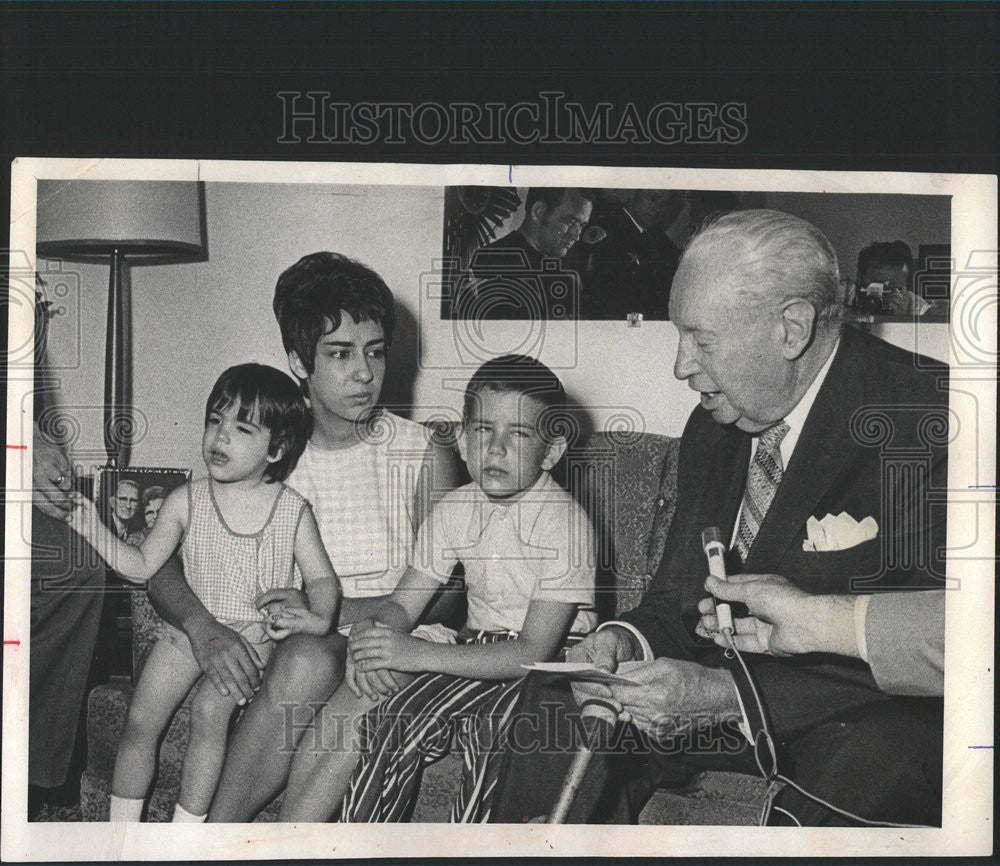 1972 Press Photo Mrs John Gallowitch policeman Robert Scheu President Michelle - Historic Images