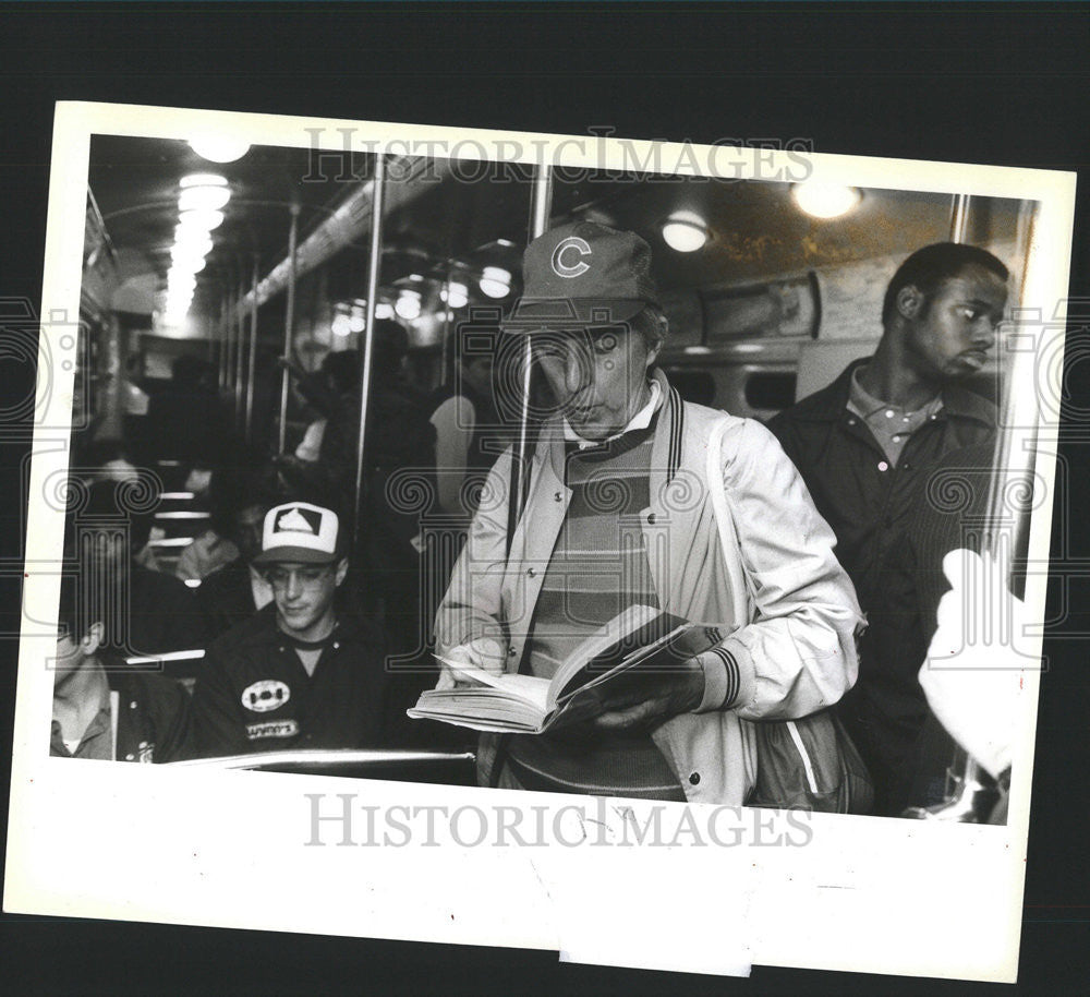 1983 Press Photo Paul Galloway Reporter Wrigley Field - Historic Images