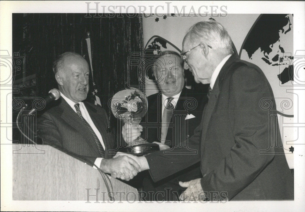 1998 Press Photo Robert Galvin accept Richard Thomas Neil Hartigan World Trade - Historic Images