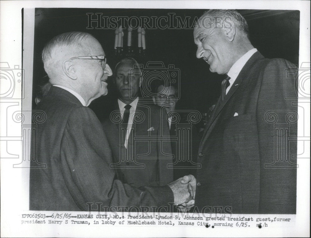 1965 Press Photo President Lyndon Johnson lobby Muehlebach Hotel Harry Truman - Historic Images