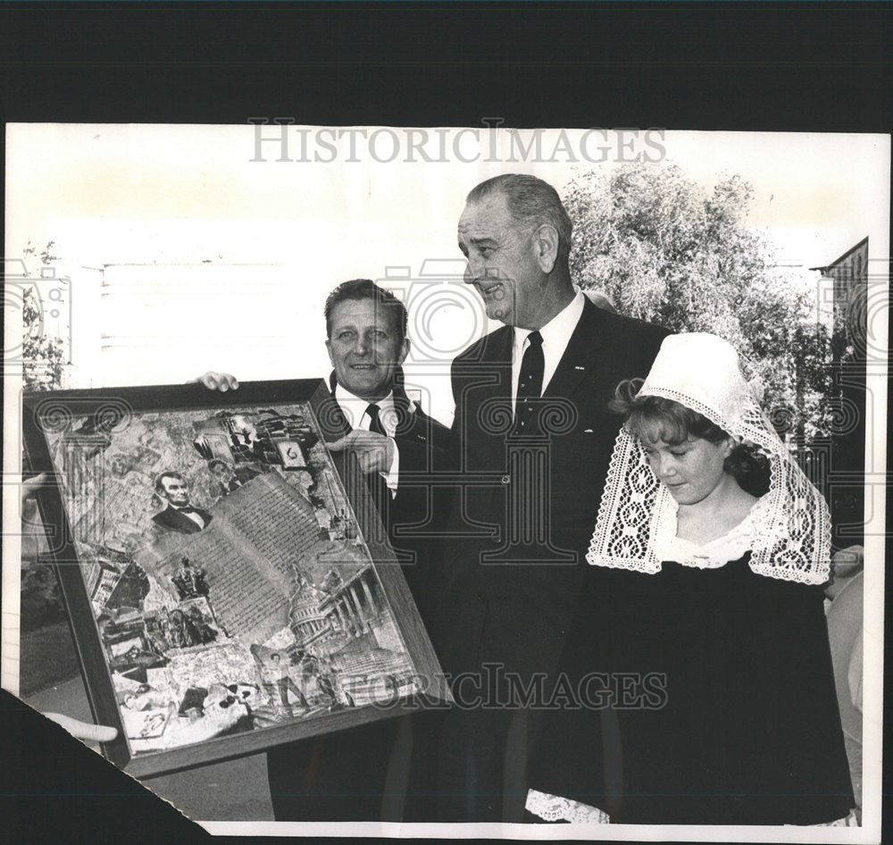 1985 Press Photo Governor Otto Kerner presents President Johnson Abe Lincoln - Historic Images