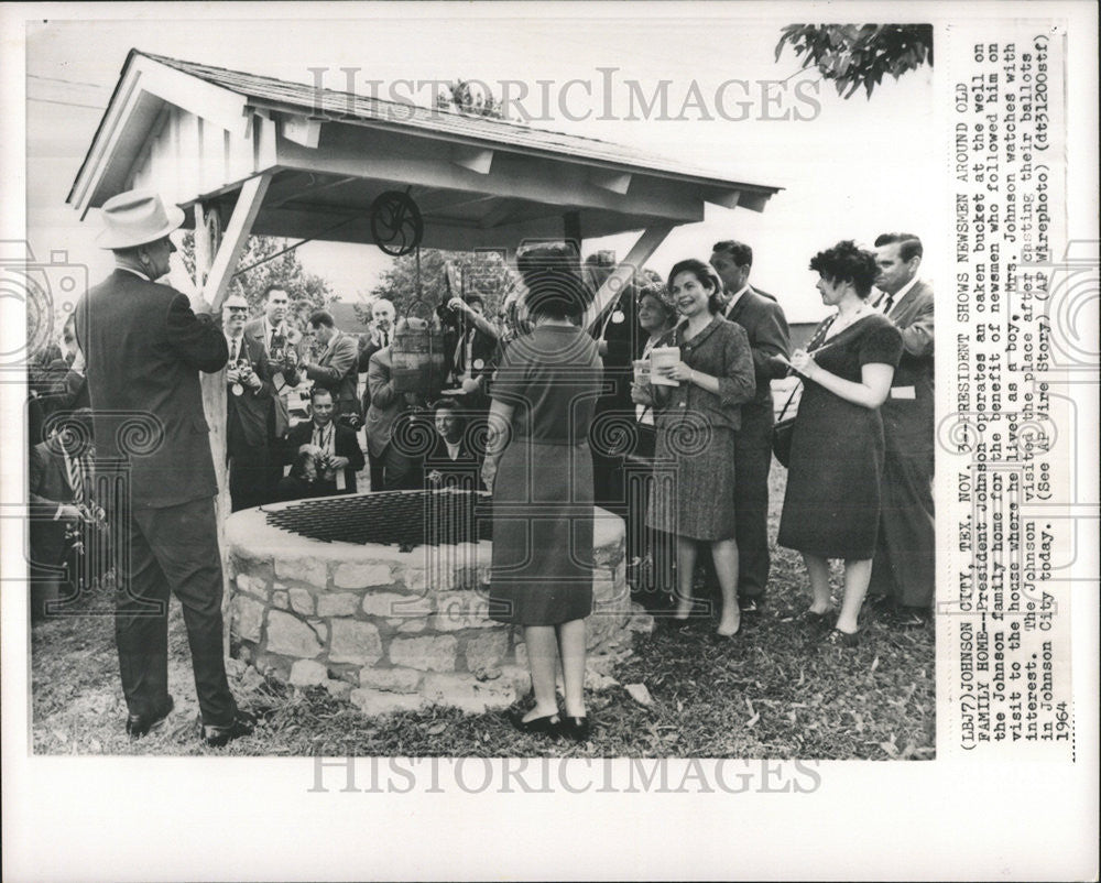 1964 Press Photo President Johnson family house operate well oaken newsmen - Historic Images