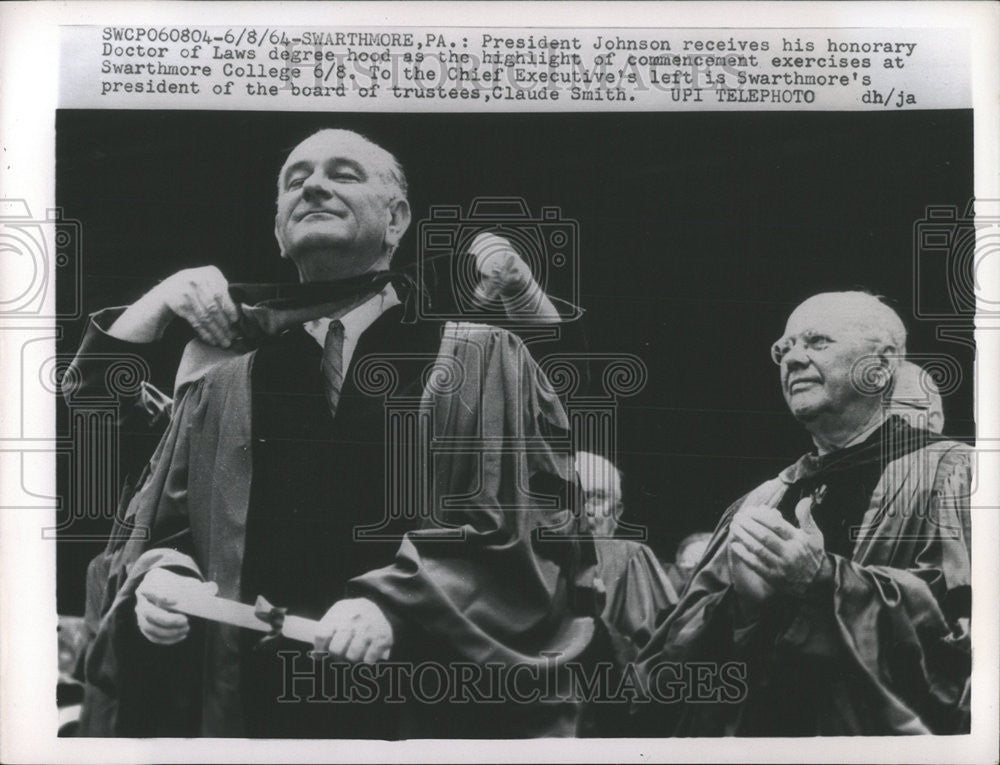 1964 Press Photo President Johnson Doctor Laws degree hood Swartmore College - Historic Images