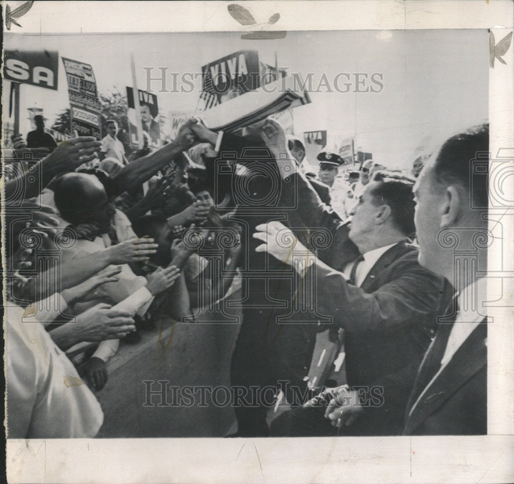 1964 Press Photo President Johnson election campaign Phoenix airport supporter - Historic Images