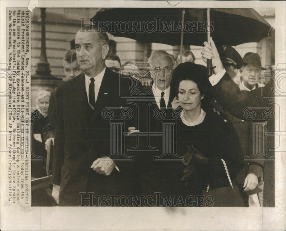 1963 Press Photo President Lyndon Johnson wife umbrella White House executive - Historic Images