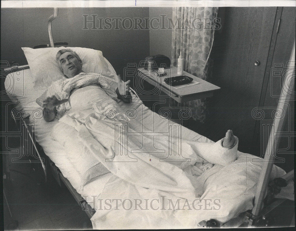 1973 Press Photo Mercy Hospital Hopkins portion shirt roomate robbers floor - Historic Images