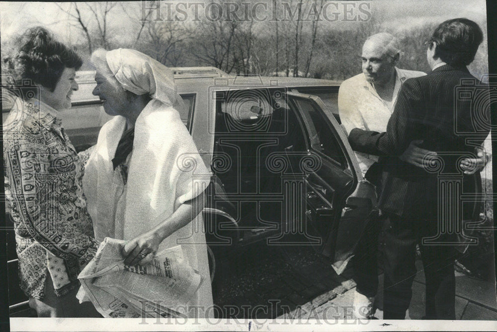 1977 Press Photo Mr. and Mrs .Warren Hopkins Chicago Area Air Crash Survivors - Historic Images