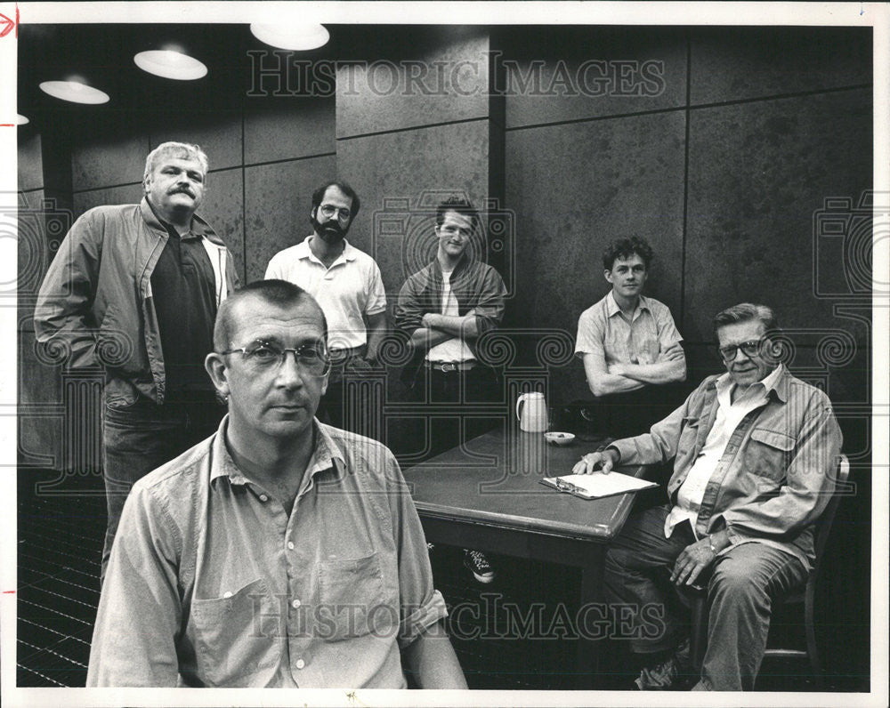 1985 Press Photo Playwright Ron Hutchinson Skull Brian Dennehy Director Musician - Historic Images