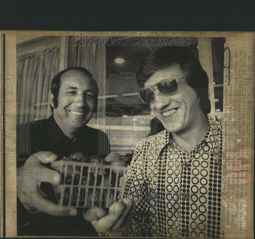 1974 Press Photo Sportswriter Frank Hyland presented with a bowl of strawberry - Historic Images