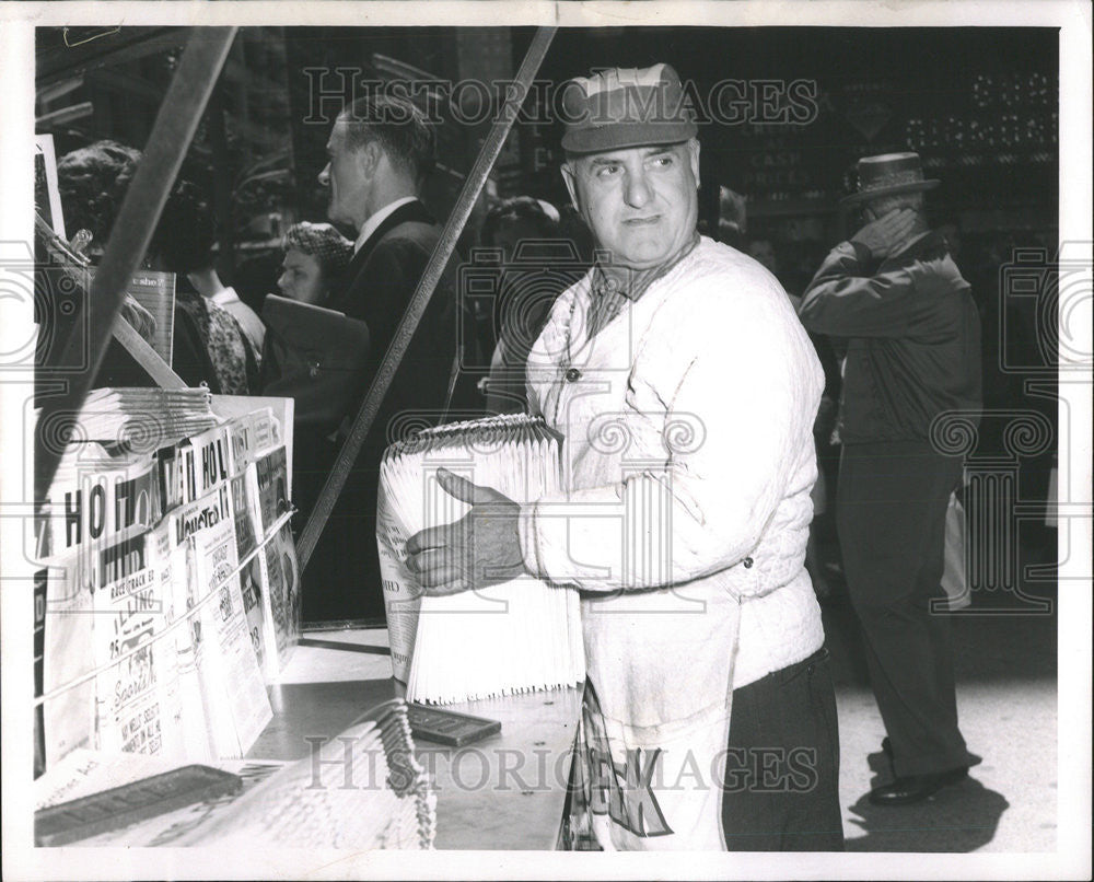 1961 Press Photo Chris Jasillo News vendor busiet street corner Madison state - Historic Images