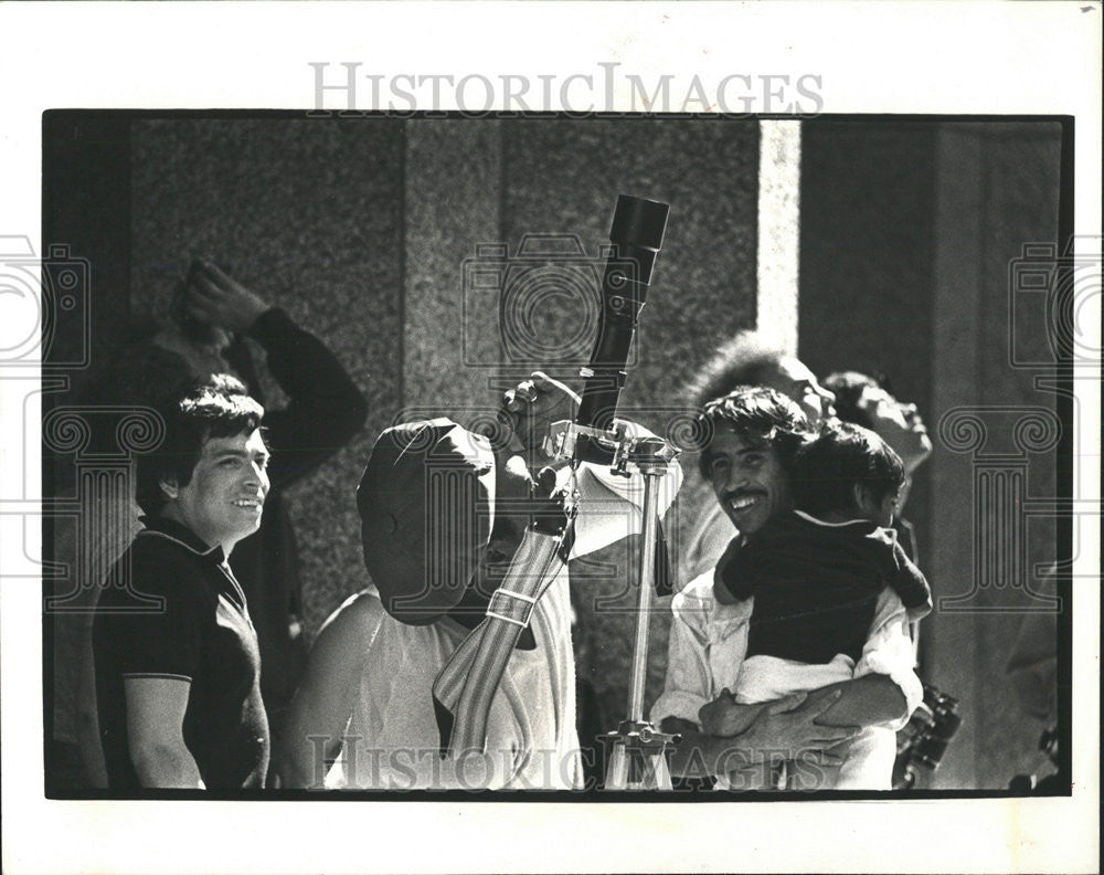 1981 Press Photo Holiday Tourists Watch Daniel Goodwin Climb The Sears Tower - Historic Images