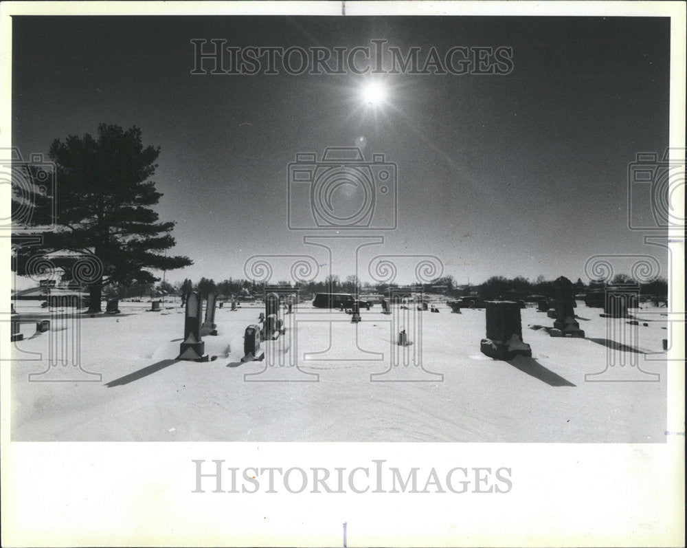 1985 Press Photo Mourners Lone Tree Cemetery Iowa Richard Goody Dale Burr Marily - Historic Images