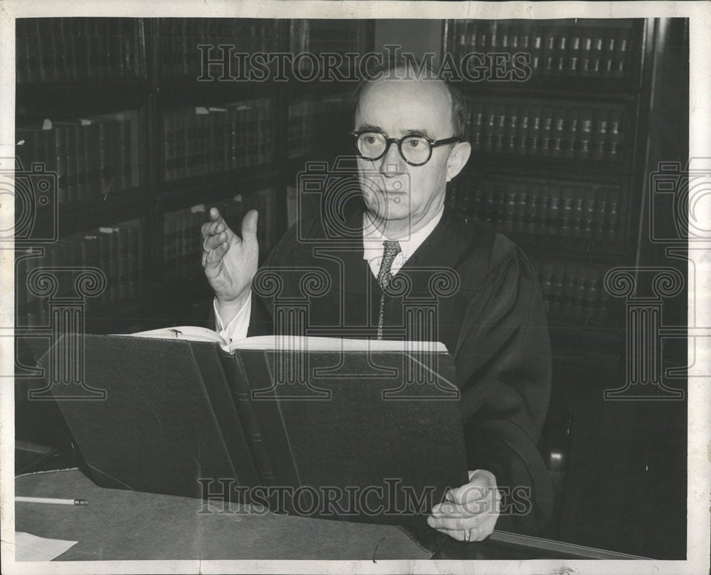 1954 Press Photo Montgomery ward Judge Joseph Hernes suit Union award City Hall - Historic Images