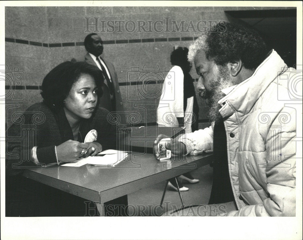 1987 Press Photo Brenda Gaines Registers Kelly Stamps As A Voter - Historic Images