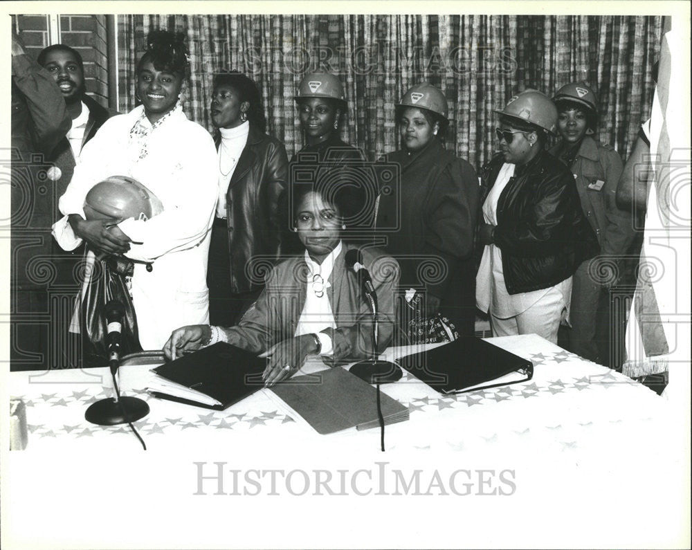 1987 Press Photo Brenda Gaines CHA Board Meeting