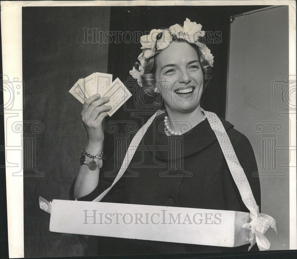 1961 Press Photo Robert E Gallagher A Share Future Ticket Vendor - Historic Images