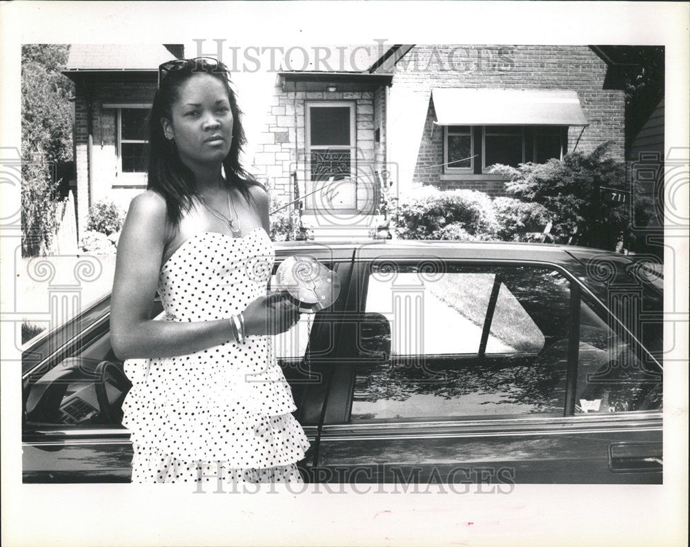 1988 Press Photo Nina Gallbreath of Evanston Fuel Tank Cap - Historic Images