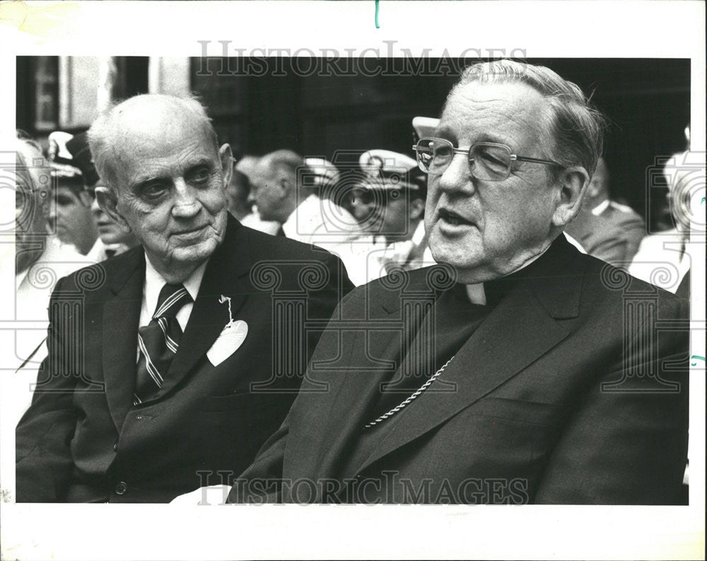 1977 Press Photo Retired Bear Admiral William Gallery Cardinal Cody archbishop - Historic Images