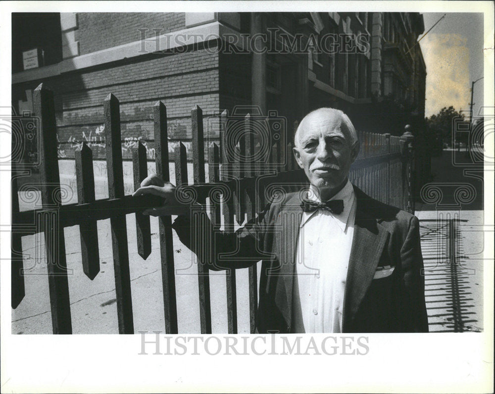 1983 Press Photo Burns School 25 Central Park Teech Author - Historic Images