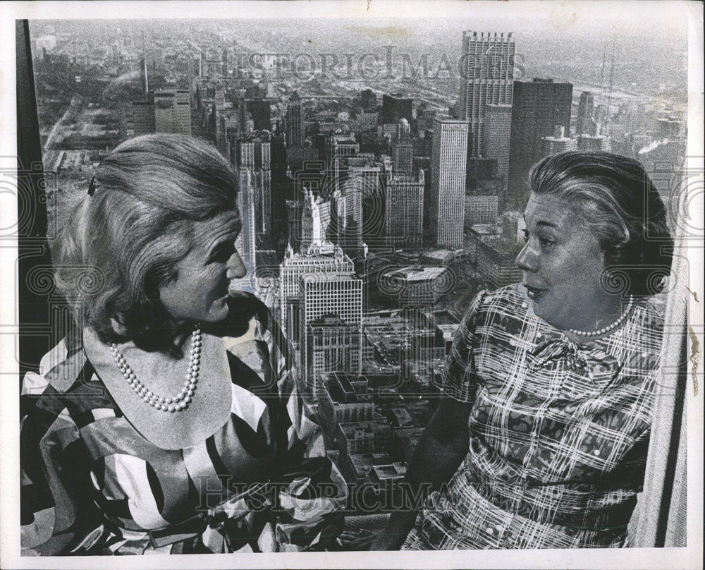 1970 Press Photo Mrs Loring Rowe Mrs Joseph Greer John Hancock Center 92nd floor - Historic Images