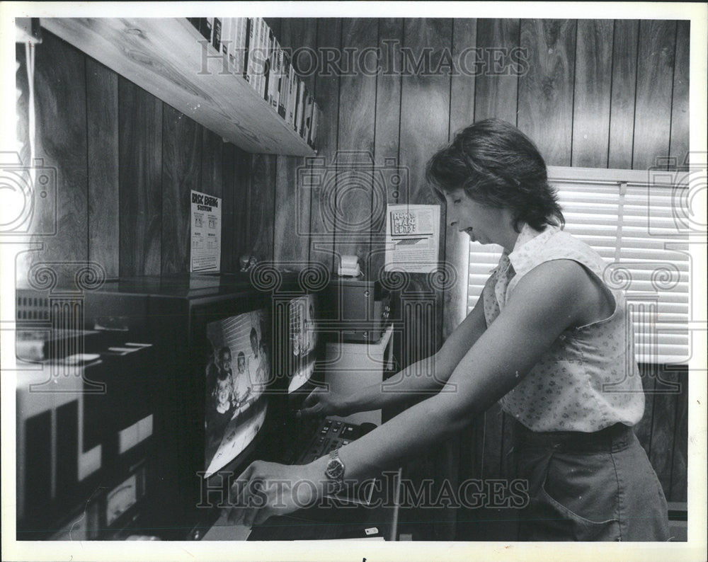 1988 Press Photo Barb Gregornic works on her video documentary - Historic Images