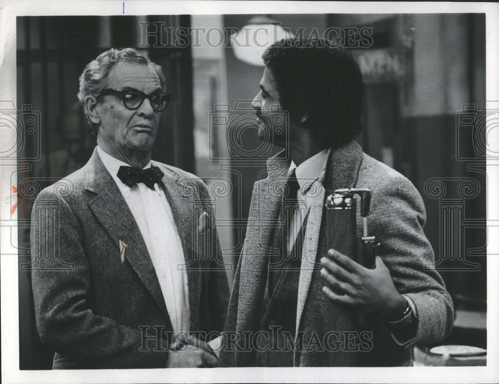 1981 Press Photo James Gregory learn pornographic film budget Barney Miller show - Historic Images