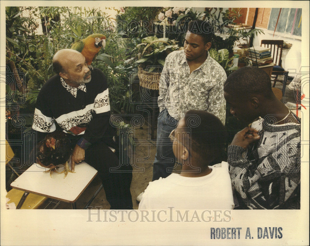 1992 Press Photo Emiel Hamberlin recipient of Kohl International Teaching Award - Historic Images