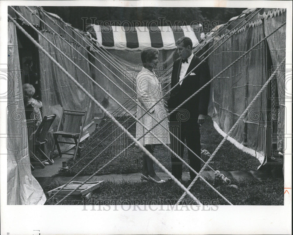 1968 Press Photo Mrs Hunt Hamill Edward Seaton marquees Ravinia Park shelter - Historic Images