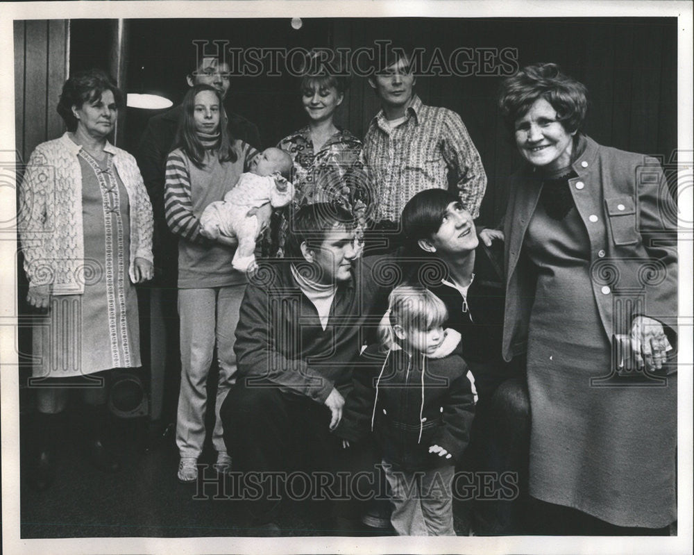 1973 Press Photo Donold Hamberger Reunited Lucille Family - Historic Images