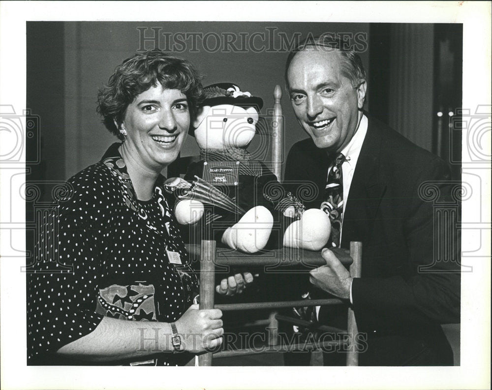 1992 Press Photo Laurie Stivers auction chairman Don Hallberg Lutheran Service - Historic Images