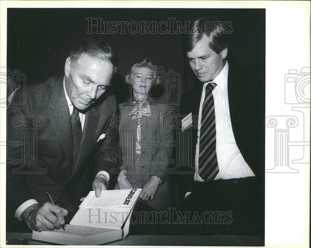 1984 Press Photo Rich Kieffer Alexander Haig sings Autographs Atlas Van Lines - Historic Images