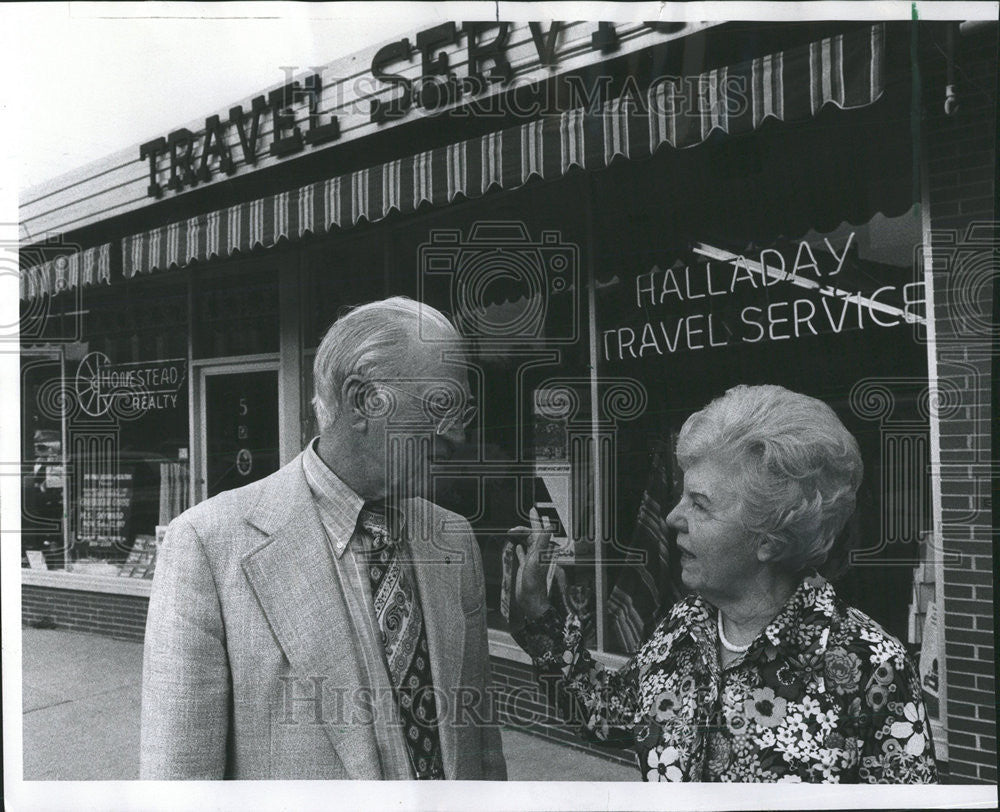 1977 Press Photo Robert Halladay and his wife Alice Jean in front of their busin - Historic Images