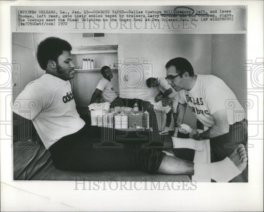 1972 Press Photo Dallas Cowboys Bill Gregory Issac Thomas Rear Ankle Larry Bon - Historic Images