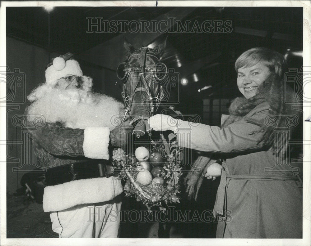 1978 Press Photo Driver Robert Moffitt Ann Imbert Santa chairman Charity Trust - Historic Images