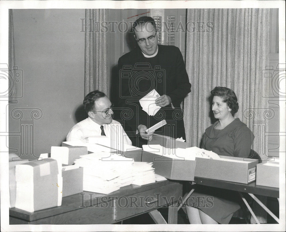 1975 Press Photo Mr and Mrs. Walter Drevs and Father Walter Imbiorski - Historic Images